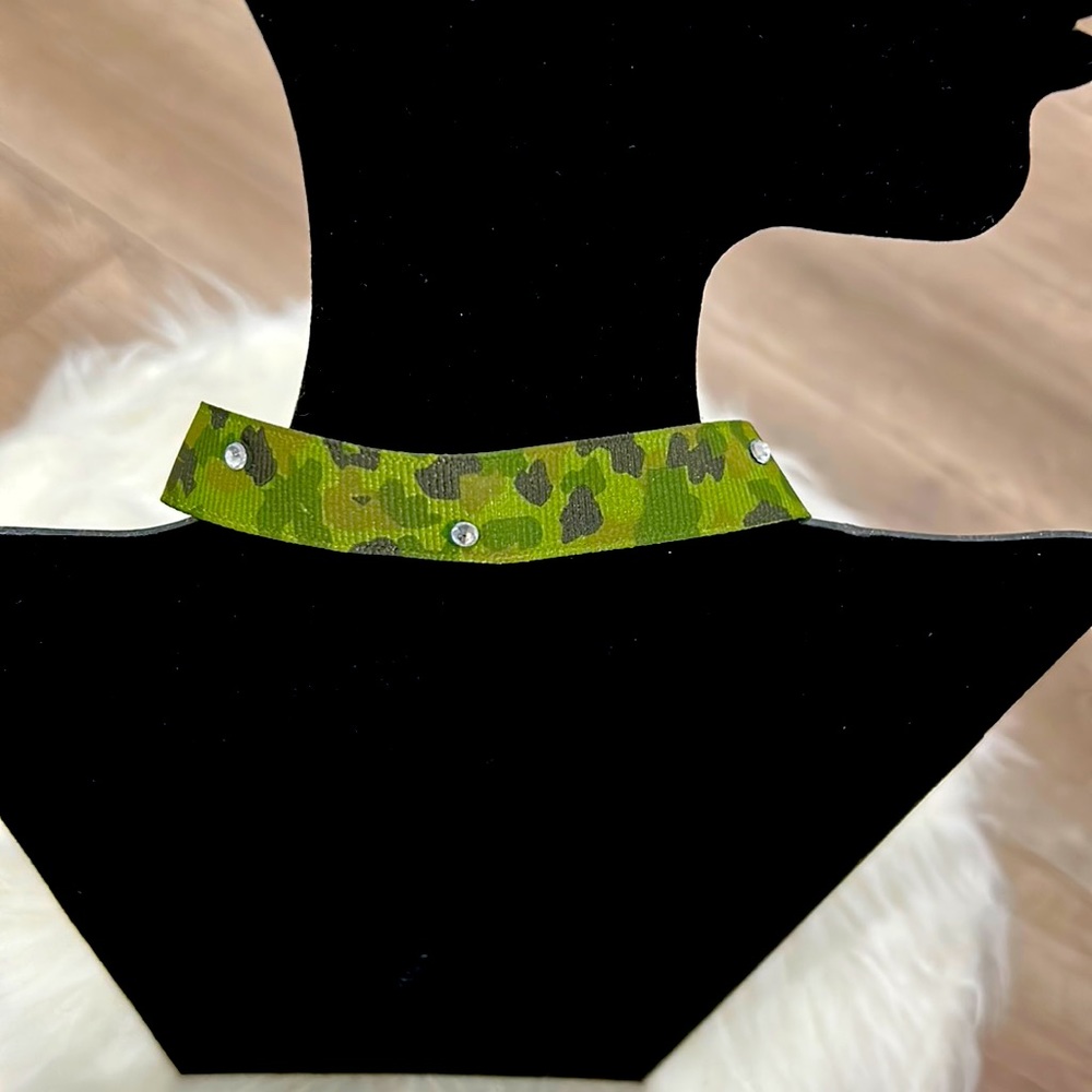 💥PRICE⬇️ CHOKER • Green Camo Ribbon w/ Diamond Studs •